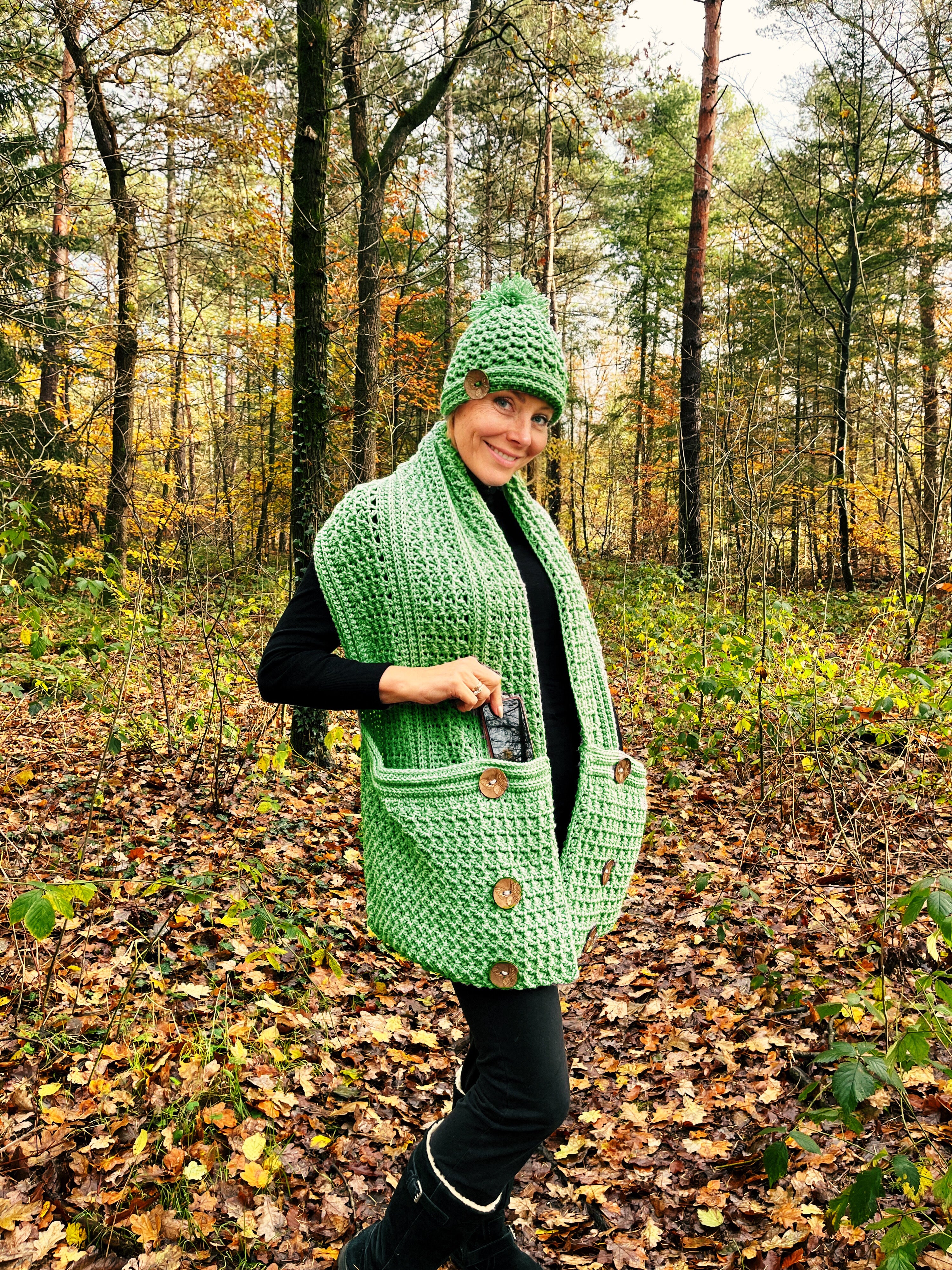 Snazzy Snuggle Shawl met Muts - Haakpatroon