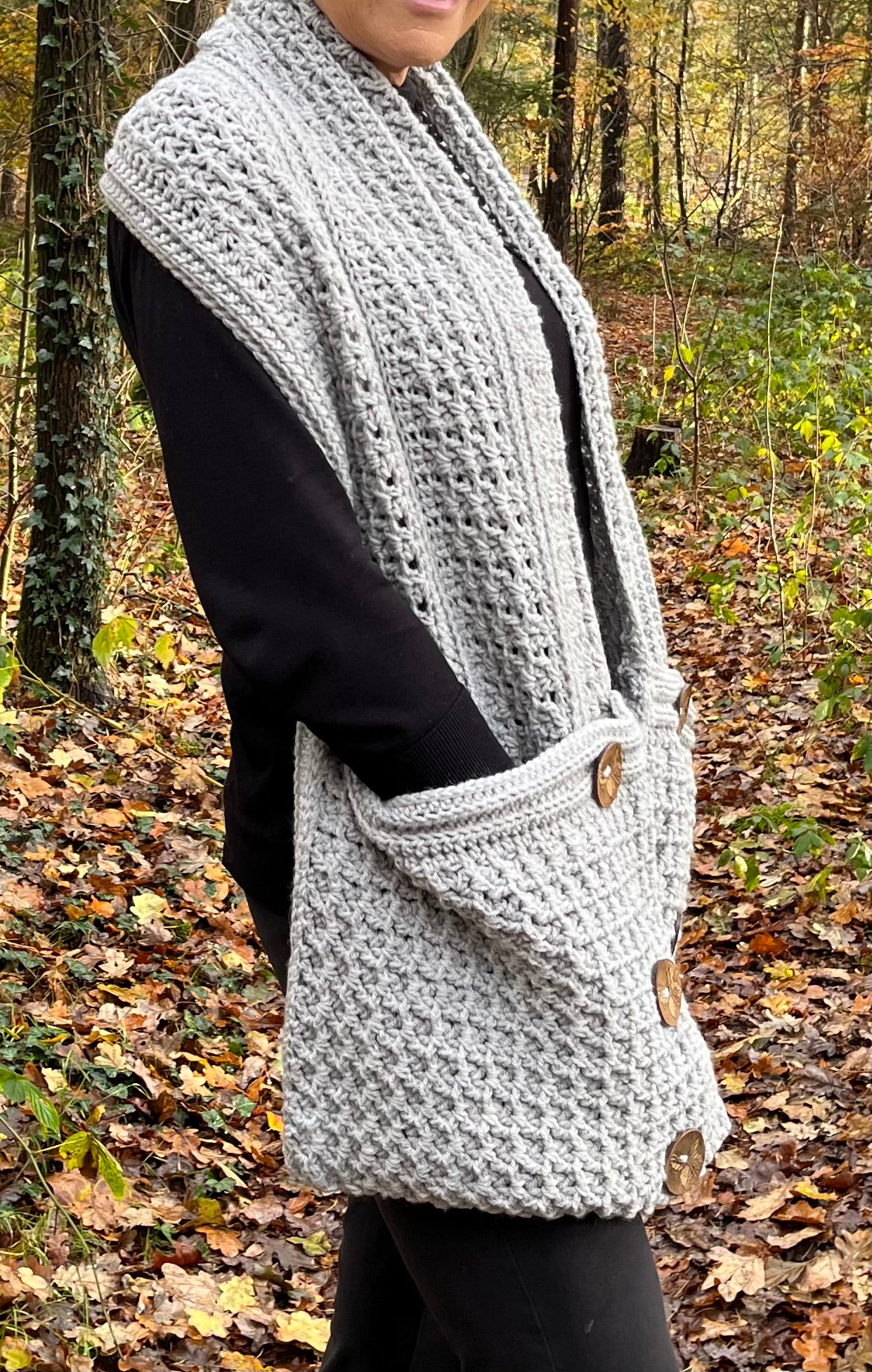 Snazzy Snuggle Shawl met Muts - Haakpatroon